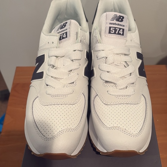 White platform New balance Sneaker with gum bottom - Picture 5 of 8